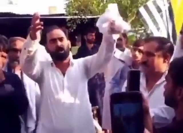 Video preview for سردار امان کی پاکستان کو پرچم اور شناختی کارڈ واپس کرنے کی تڑی