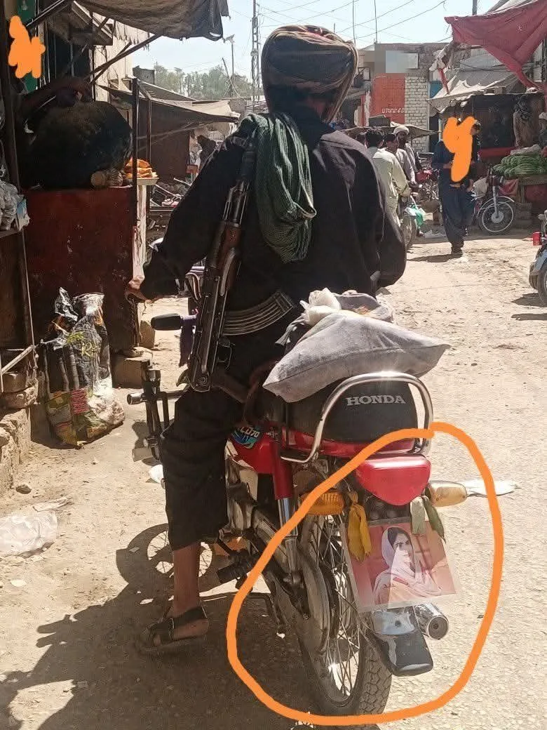 افغانستان میں موٹر سائیکل پر گھومتا بی ایل اے کا ایک دہشتگرد